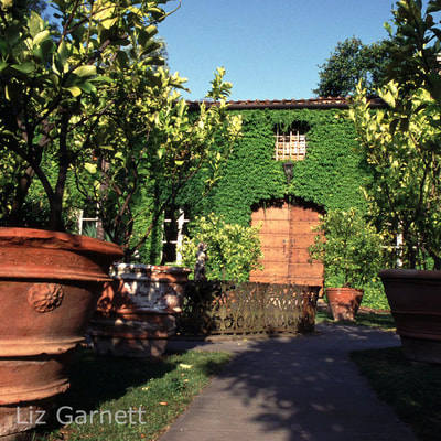 Professional property photograph of exterior of a villa in Tuscany, Italy by Liz Garnett
